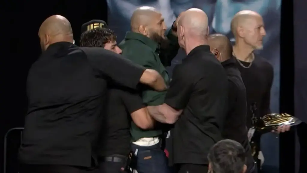Khamzat Chimaev schopt Sean Strickland UFC 328 persconferentie