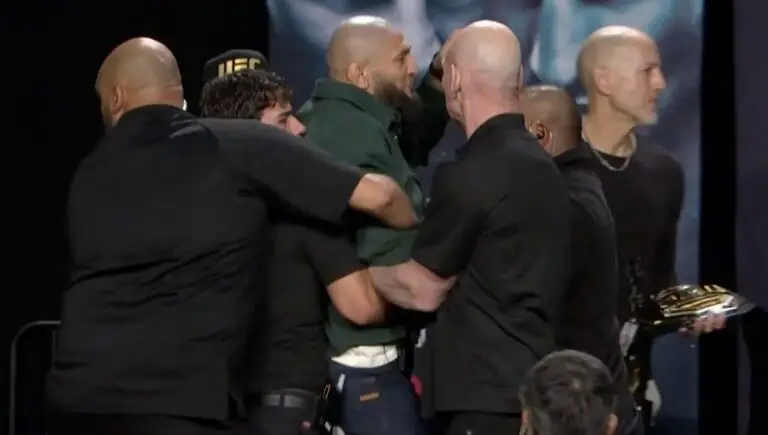 Khamzat Chimaev schopt Sean Strickland UFC 328 persconferentie