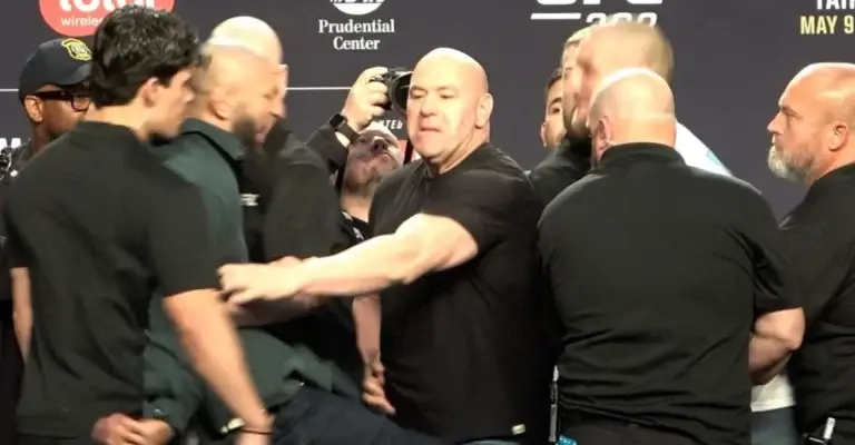 Khamzat Chimaev en Sean Strickland face-off UFC 328 persconferentie Newark