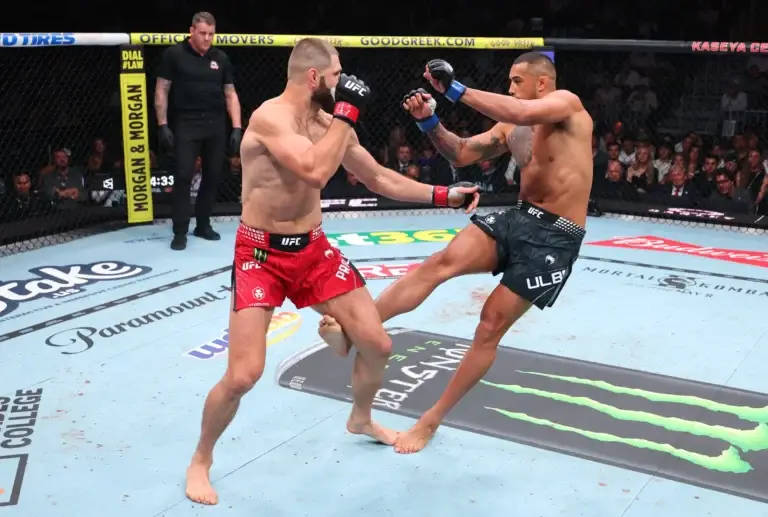 Carlos Ulberg knockt Jiri Prochazka uit tijdens UFC 327 titelgevecht Miami 2026