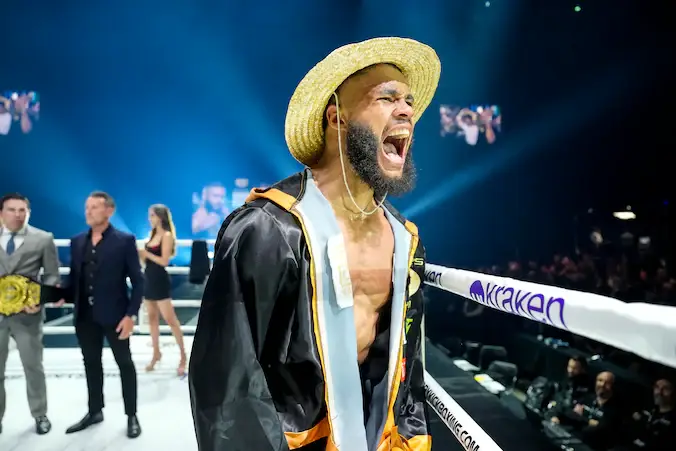Chico Kwasi en Carlos Prates staan oog in oog tijdens ontmoeting buiten de ring 2026